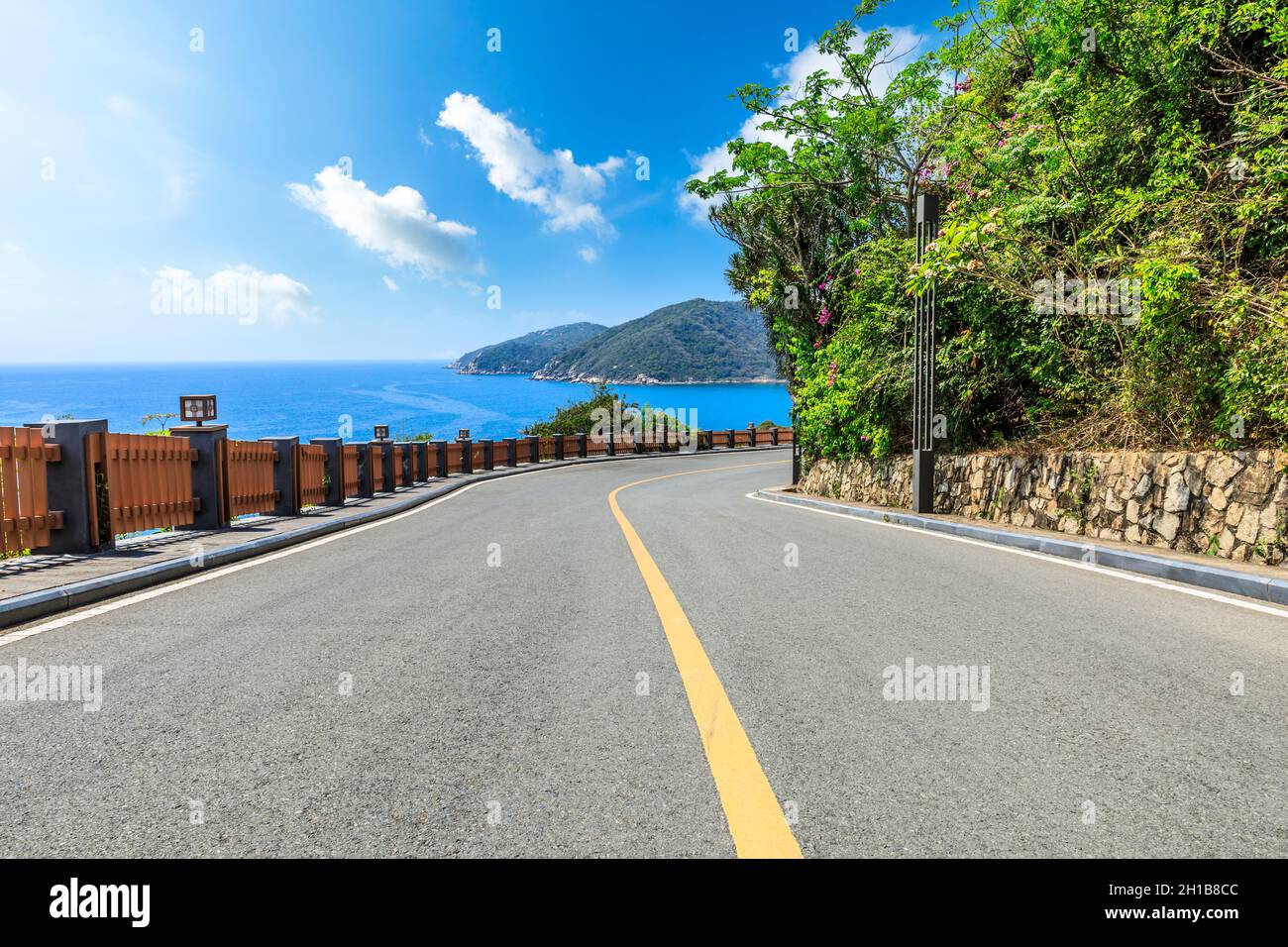 Bergautobahn mit blauem Himmel und Meereslandschaft. Stockfoto