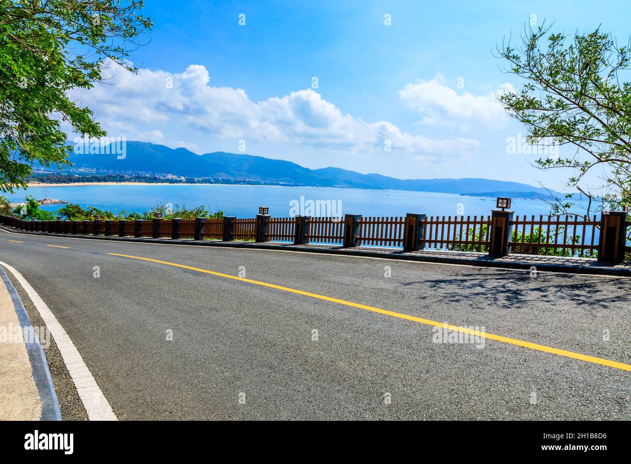 Bergautobahn mit blauem Himmel und Meereslandschaft. Stockfoto