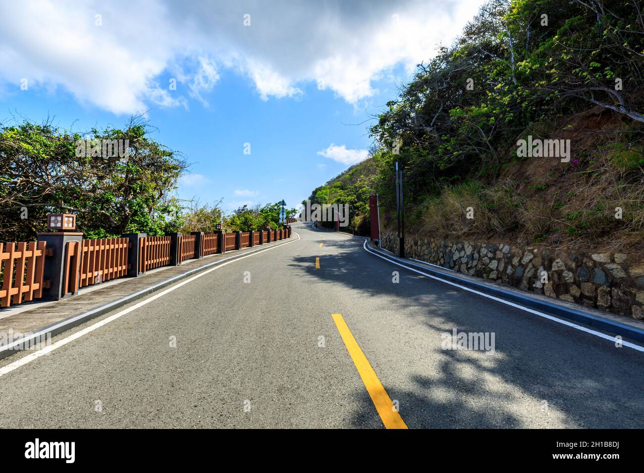 Berglandschaft unter blauem Himmel. Stockfoto