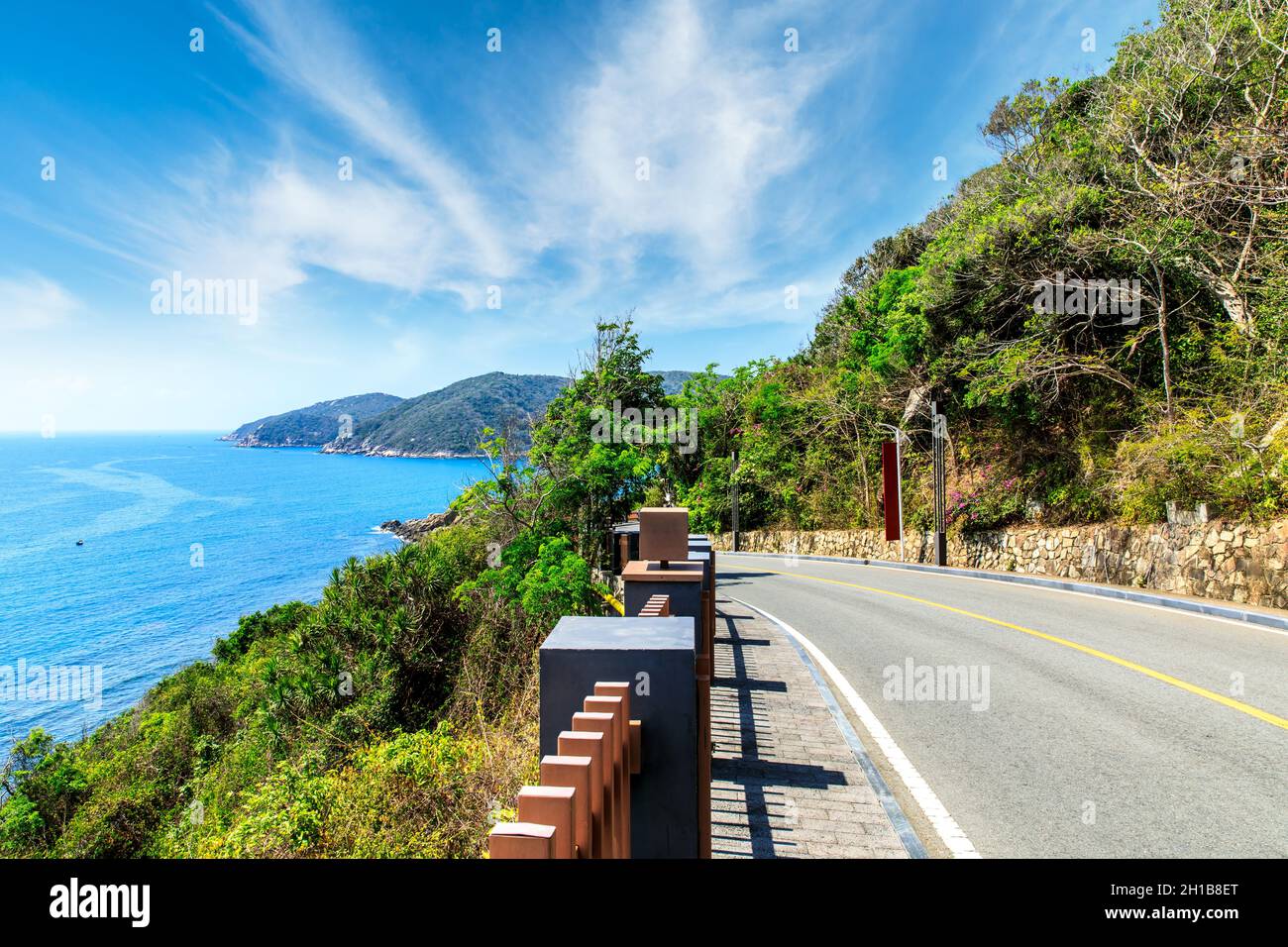 Bergautobahn mit blauem Himmel und Meereslandschaft. Stockfoto
