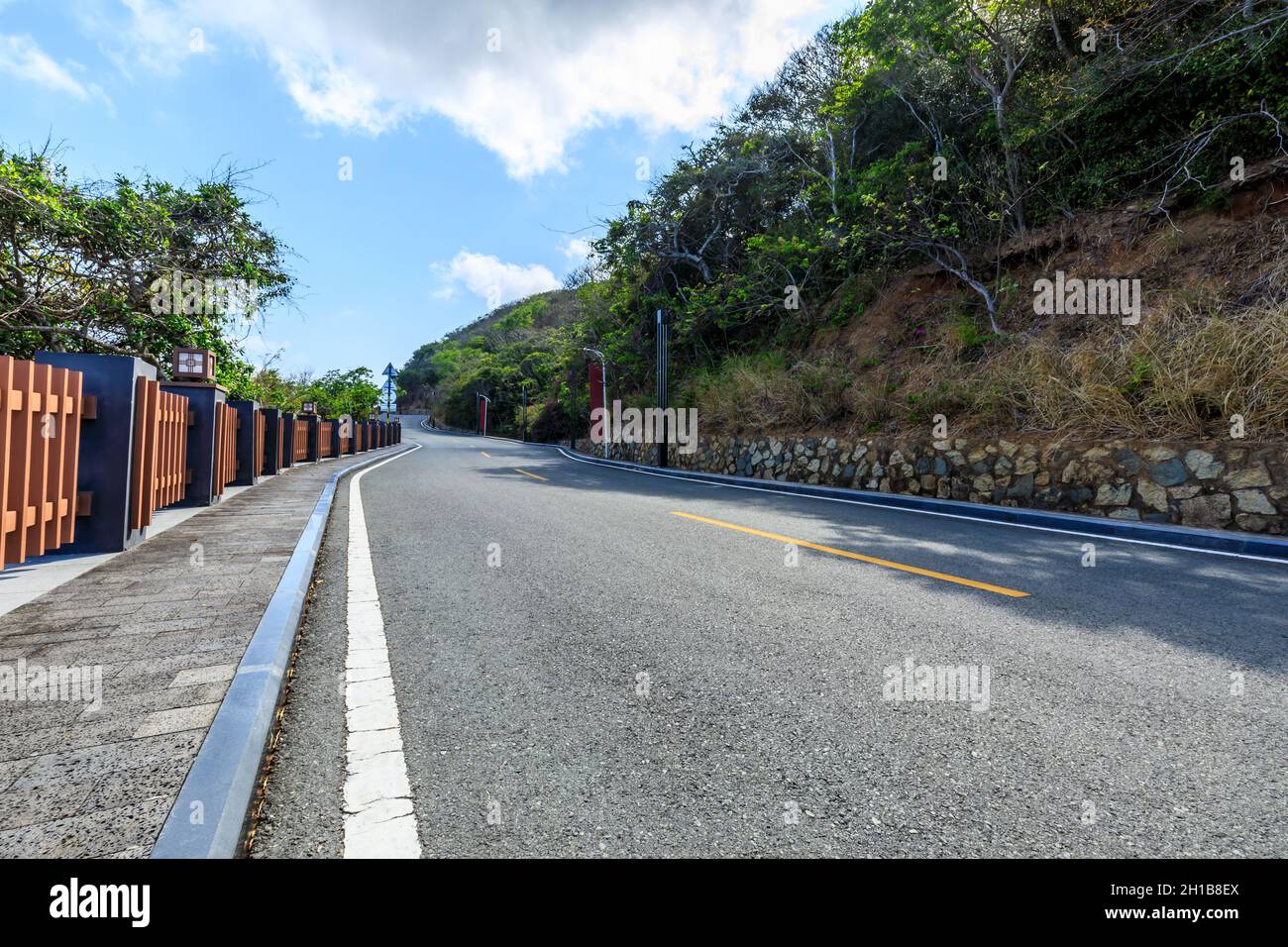 Berglandschaft unter blauem Himmel. Stockfoto
