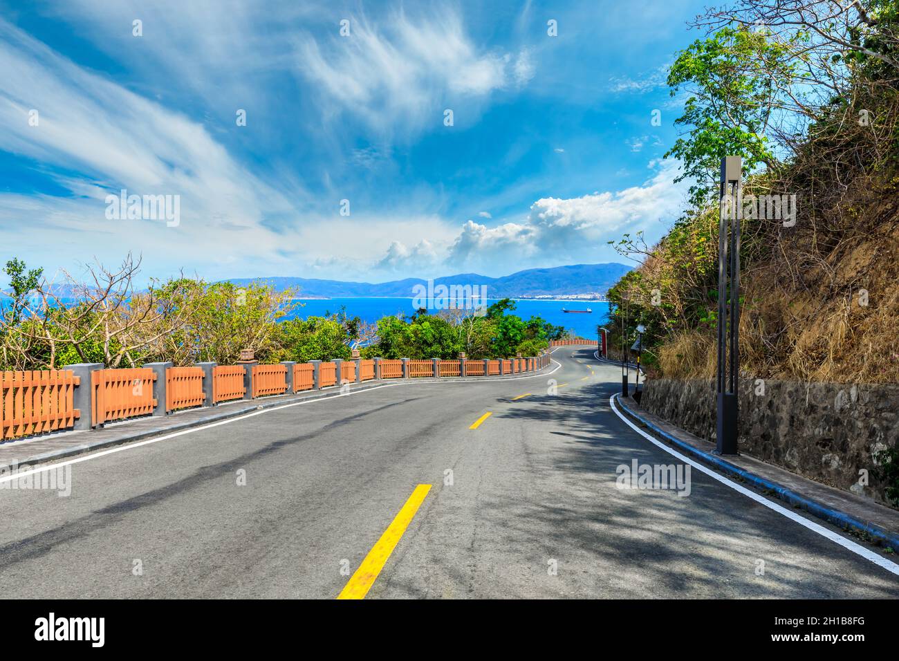 Bergautobahn mit blauem Himmel und Meereslandschaft. Stockfoto