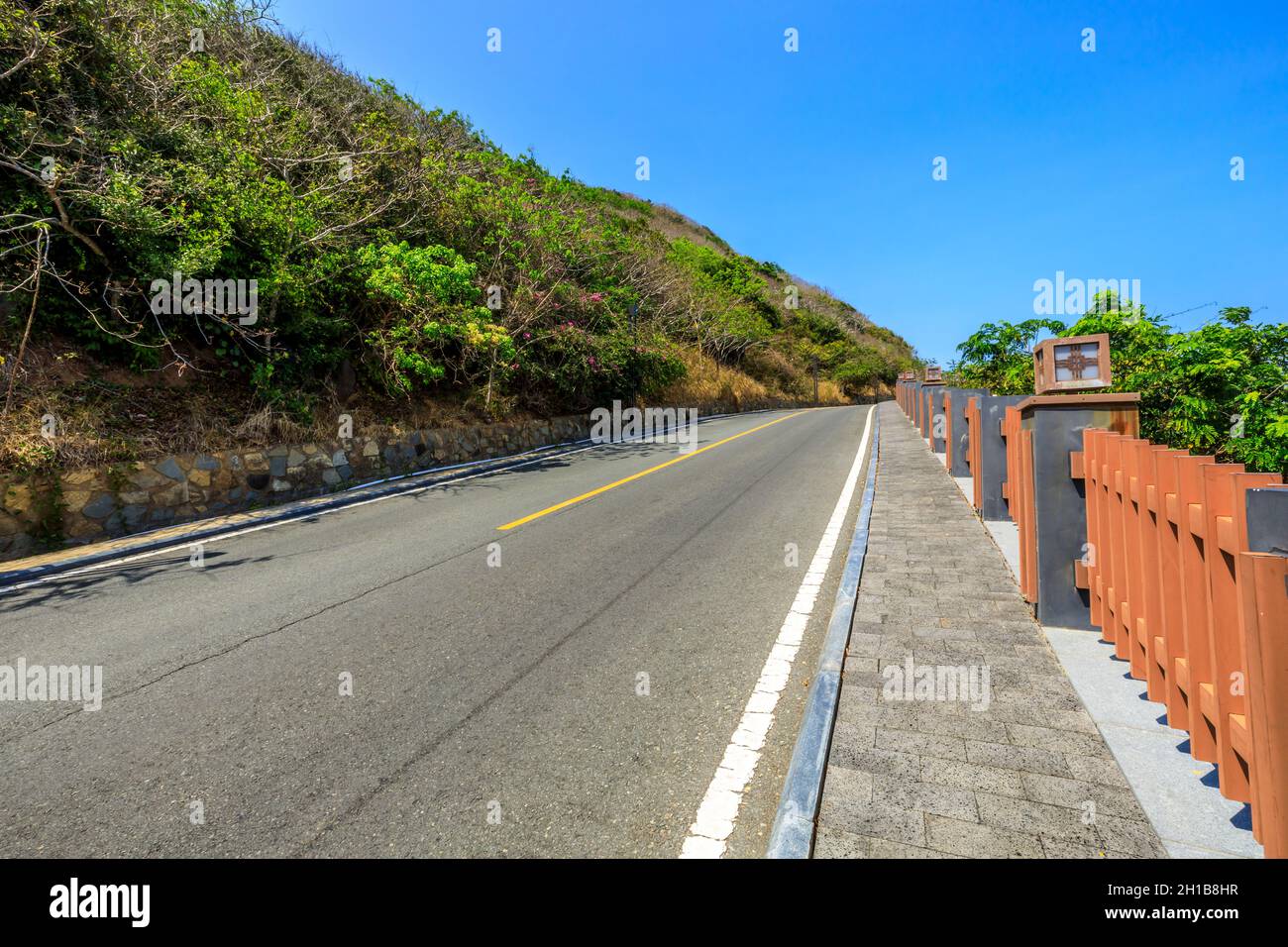 Berglandschaft unter blauem Himmel. Stockfoto