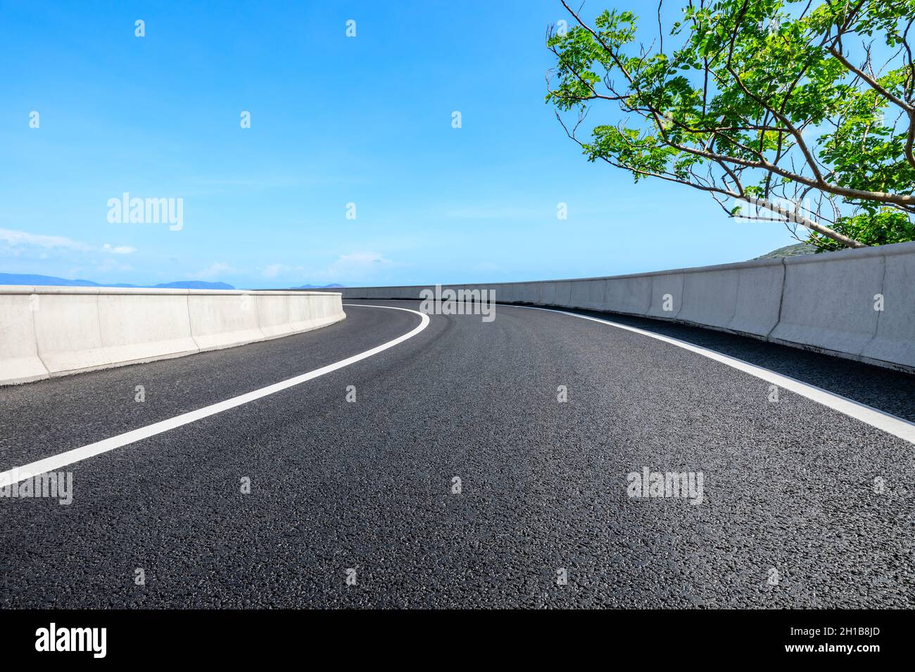 Berglandschaft unter blauem Himmel. Stockfoto