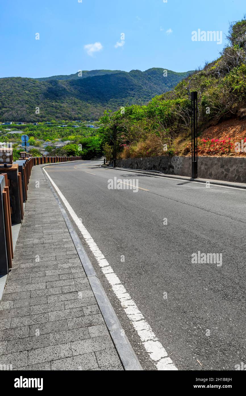 Berglandschaft unter blauem Himmel. Stockfoto