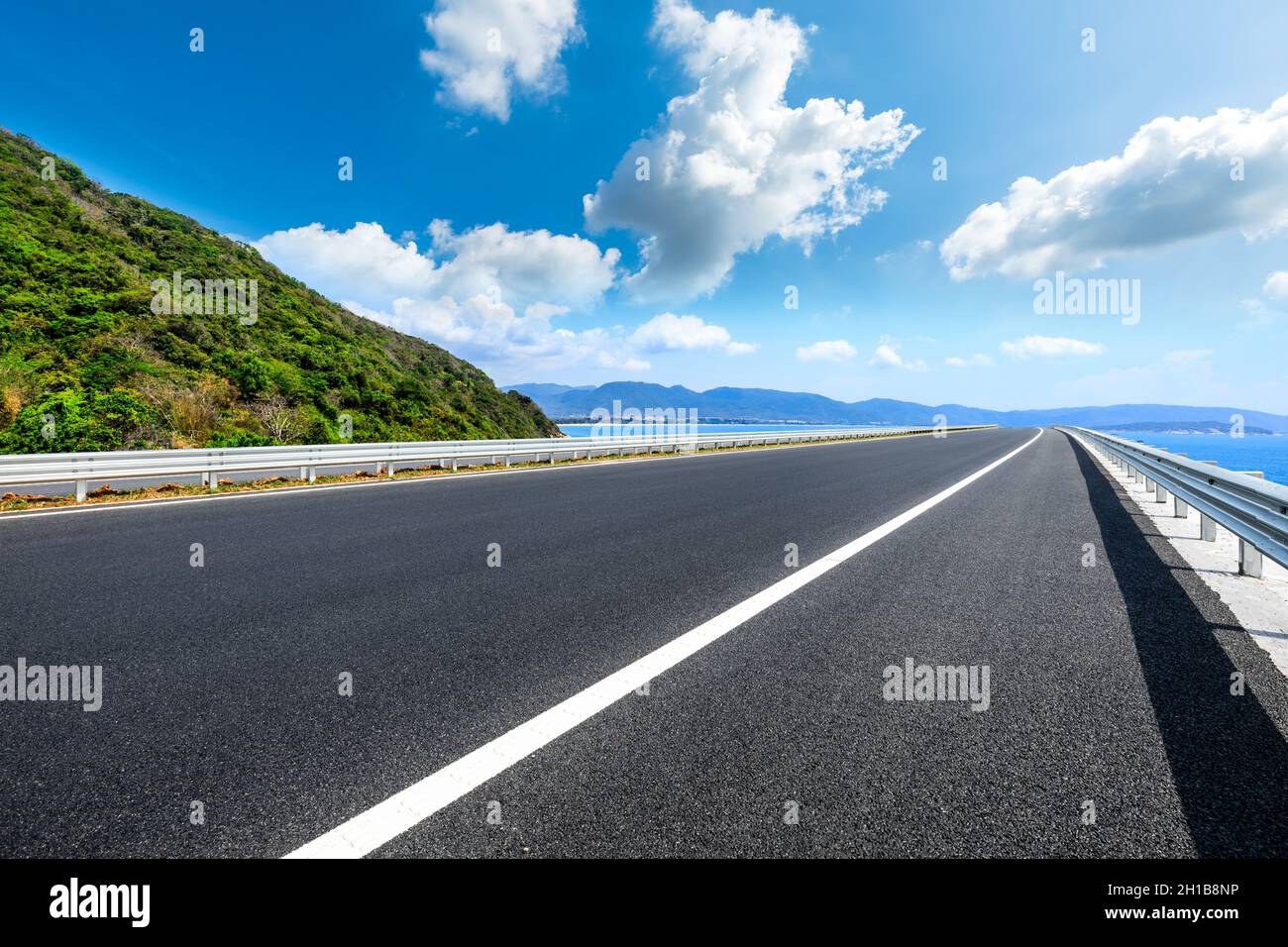 Bergautobahn mit blauem Himmel und Meereslandschaft. Stockfoto