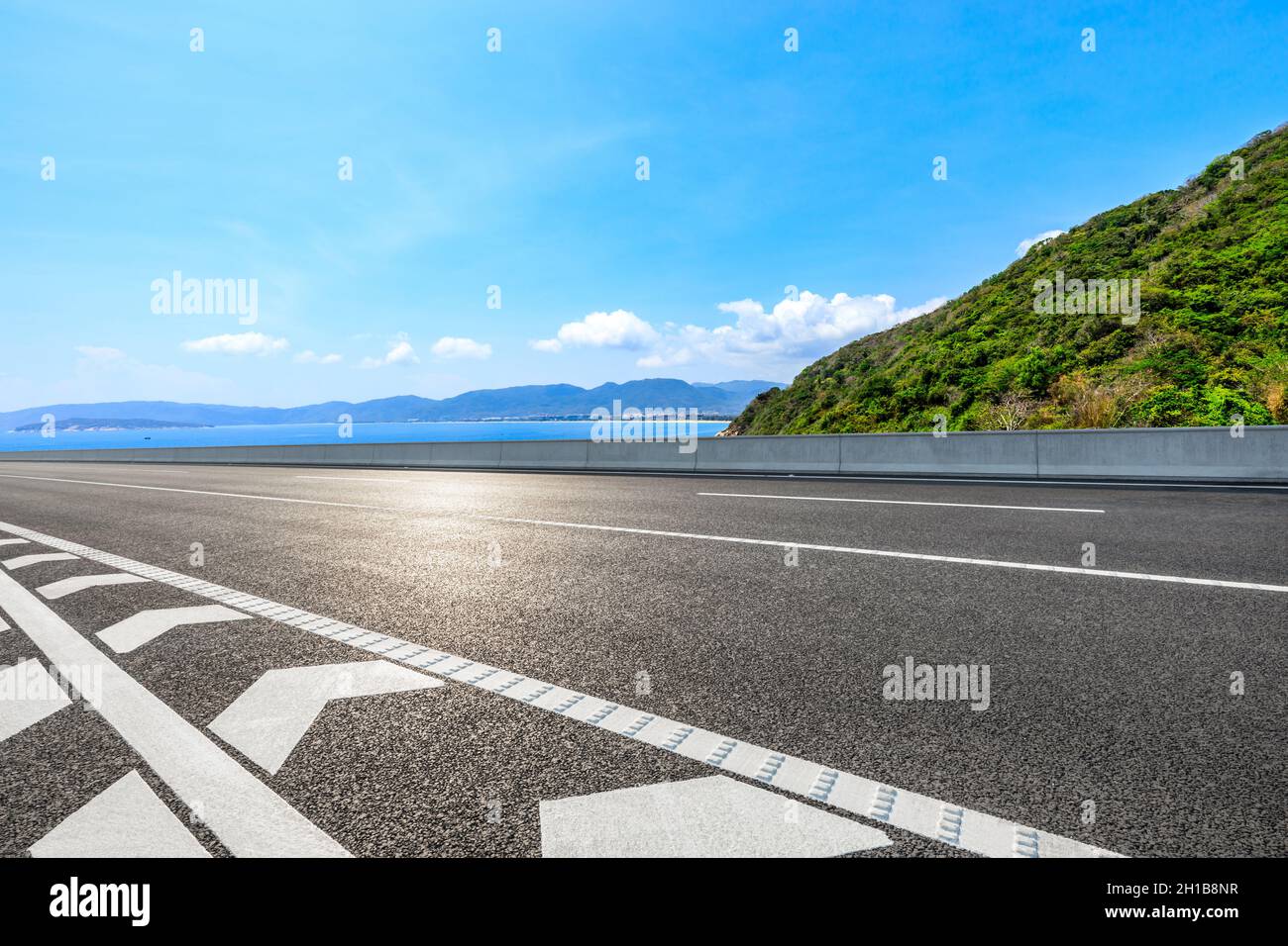 Bergautobahn mit blauem Himmel und Meereslandschaft. Stockfoto