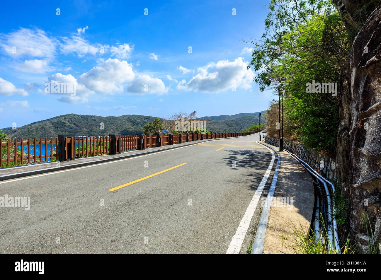 Berglandschaft unter blauem Himmel. Stockfoto