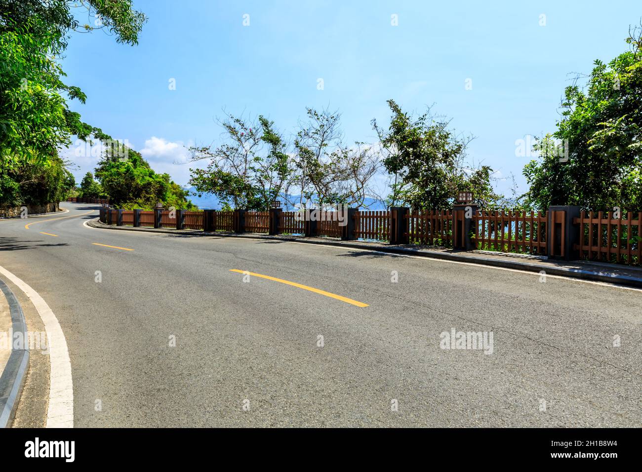 Bergautobahn mit blauem Himmel und Meereslandschaft. Stockfoto