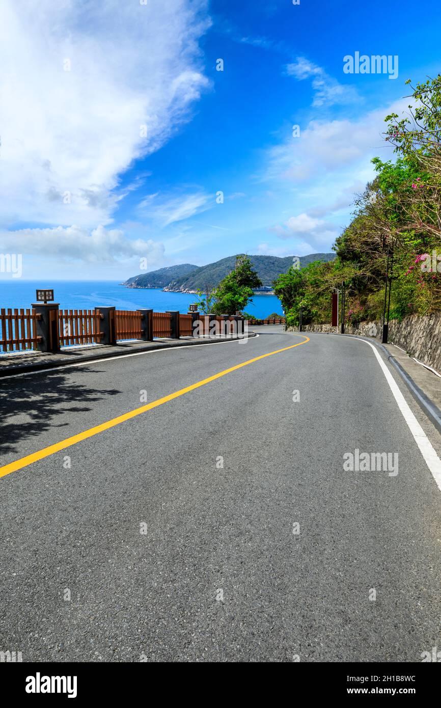 Bergautobahn mit blauem Himmel und Meereslandschaft. Stockfoto