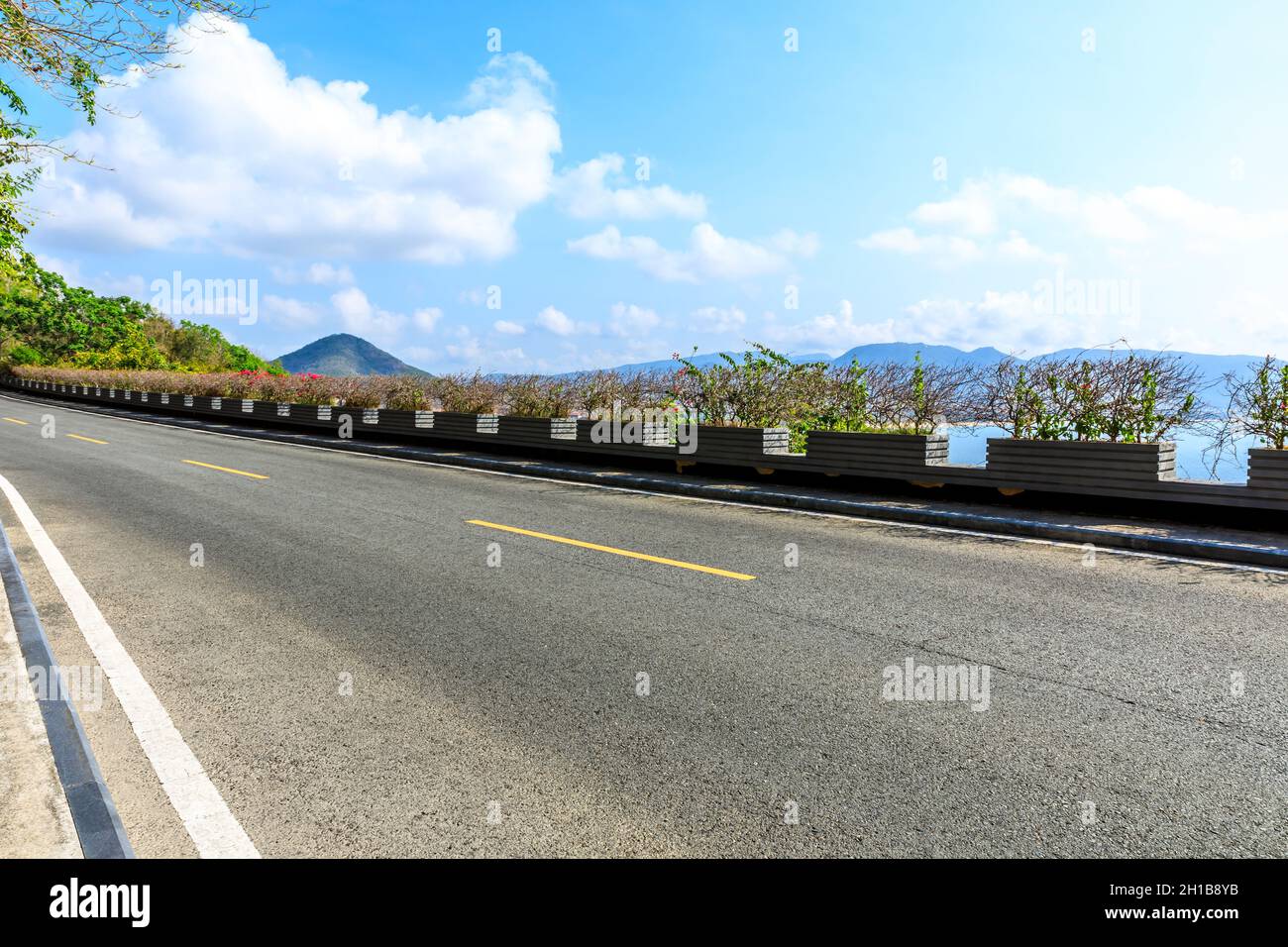 Berglandschaft unter blauem Himmel. Stockfoto