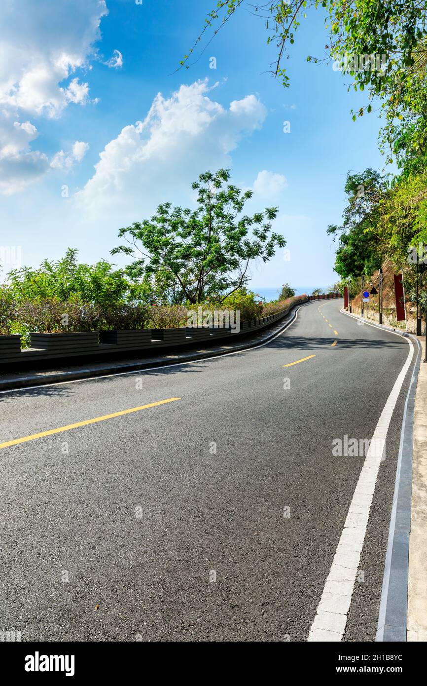 Berglandschaft unter blauem Himmel. Stockfoto