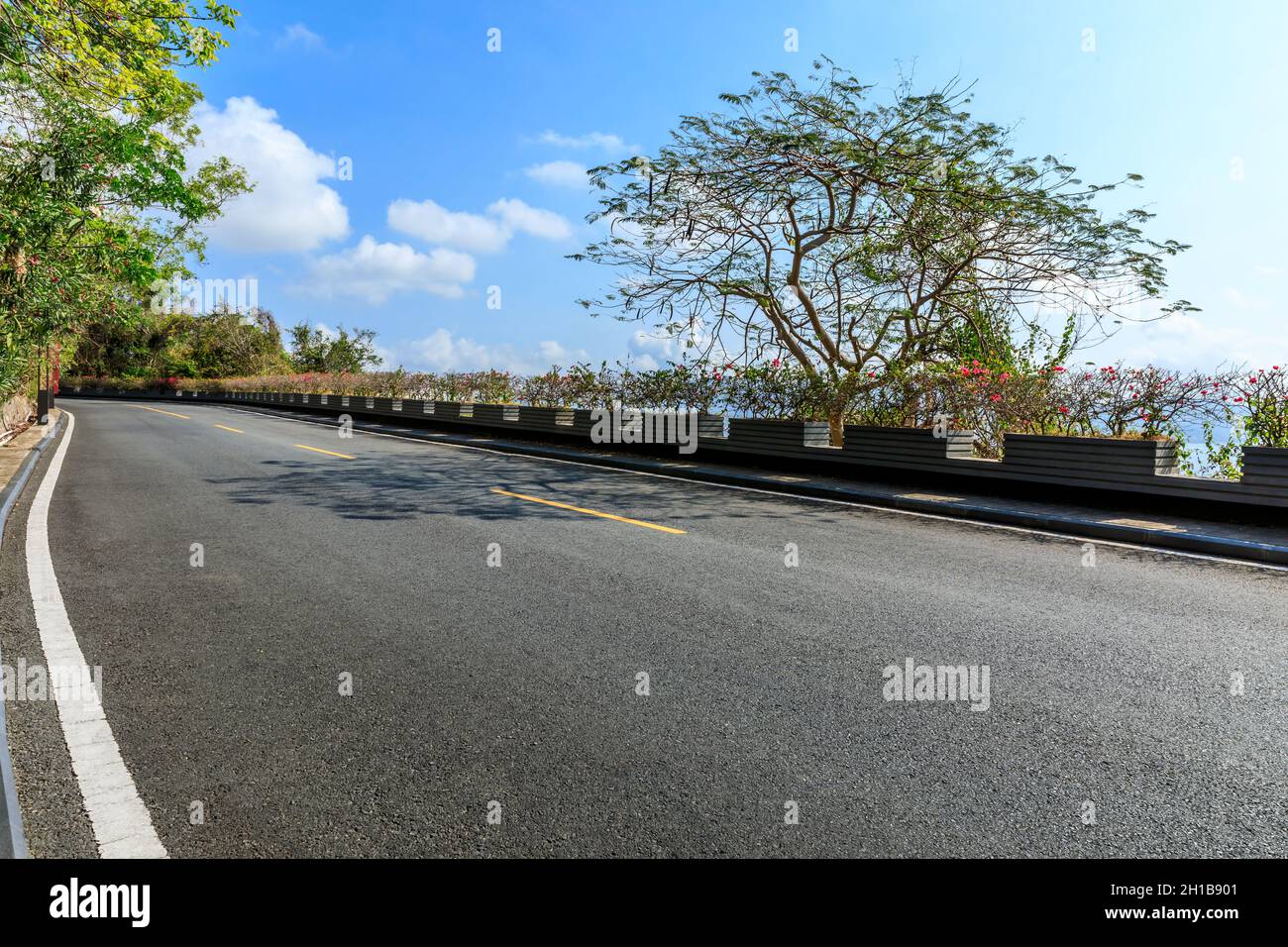 Berglandschaft unter blauem Himmel. Stockfoto