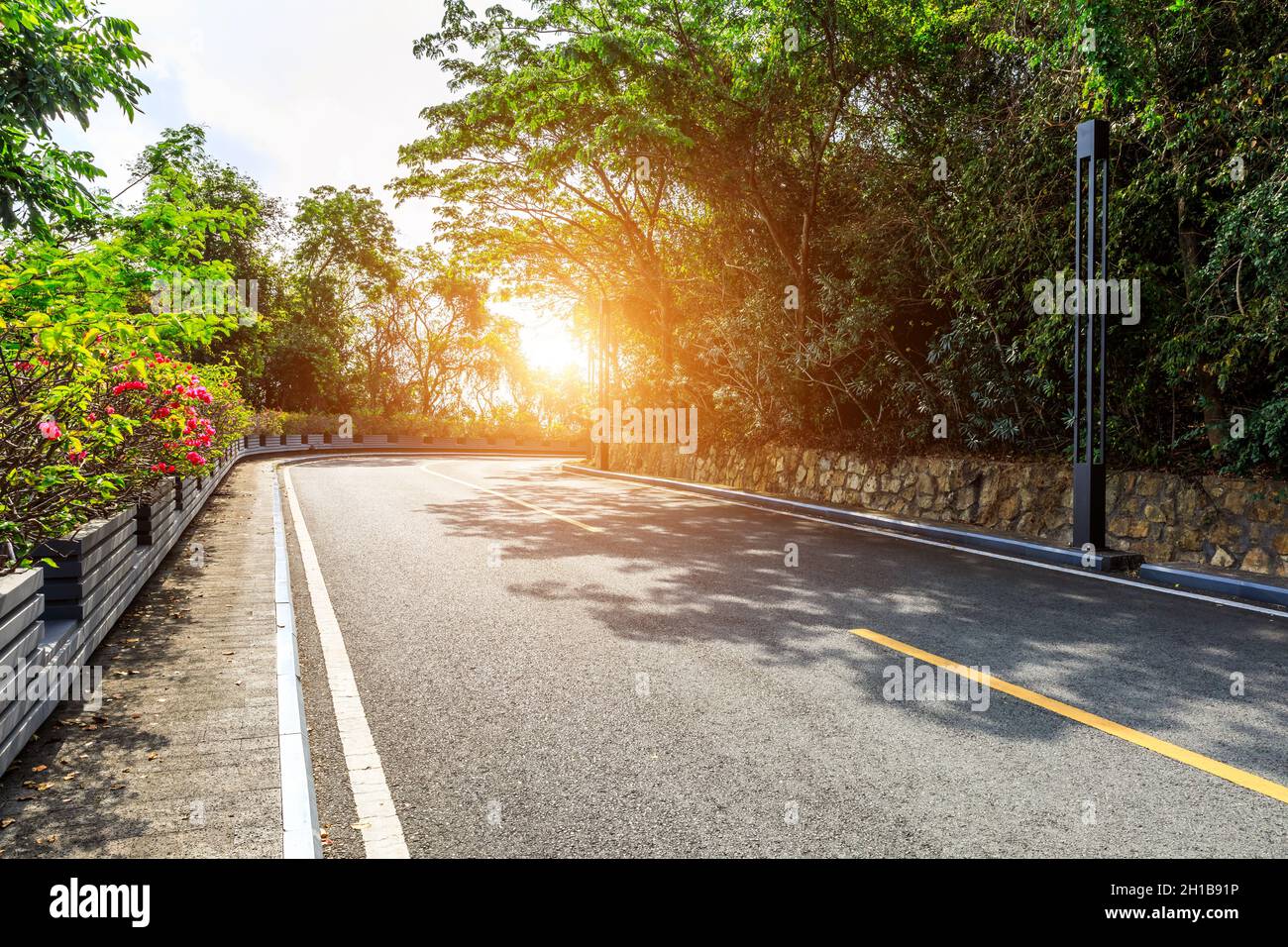 Berglandschaft unter blauem Himmel. Stockfoto