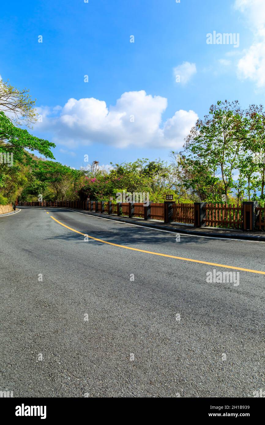 Berglandschaft unter blauem Himmel. Stockfoto