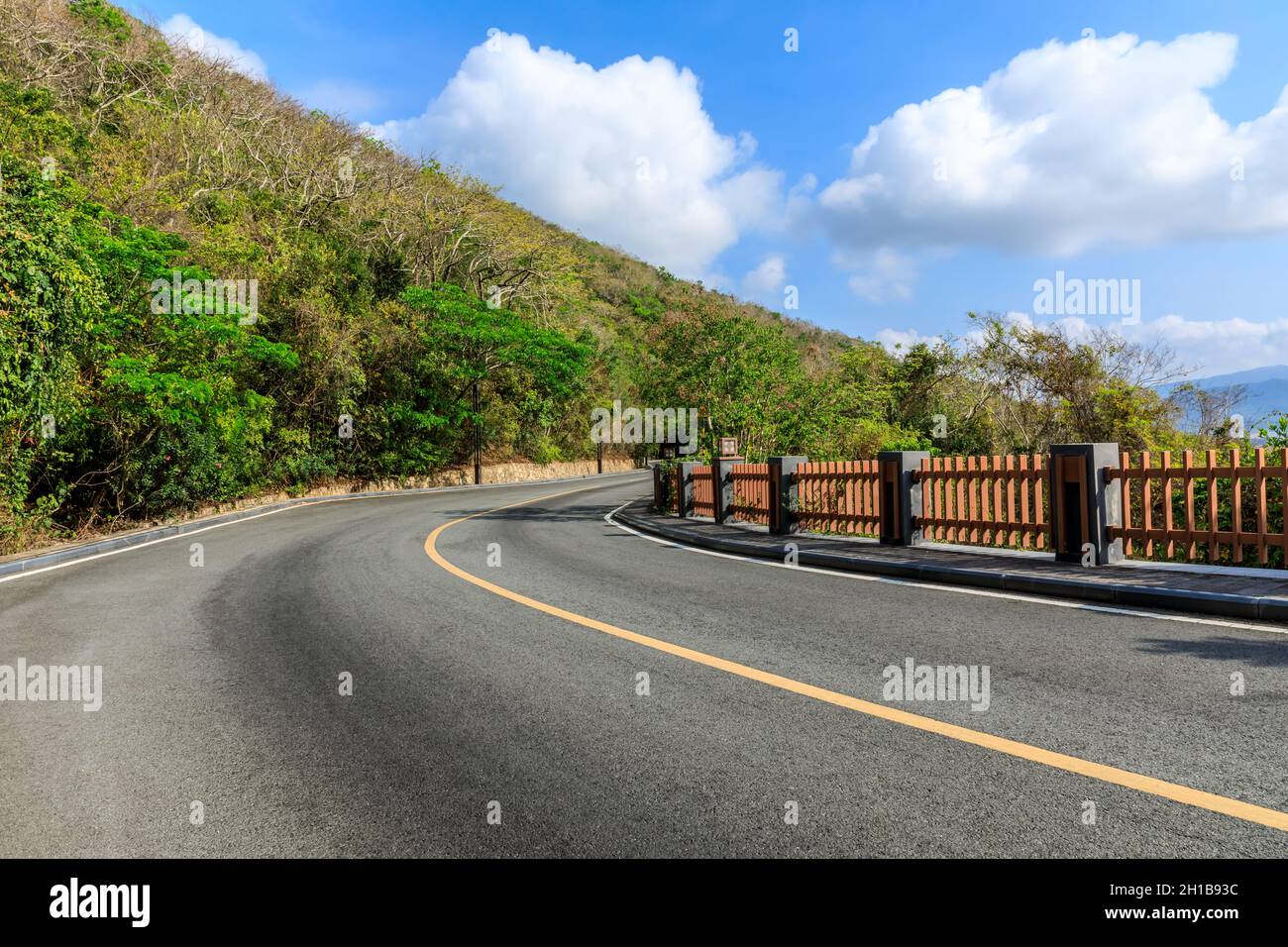 Berglandschaft unter blauem Himmel. Stockfoto