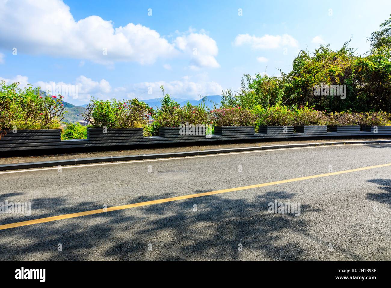 Berglandschaft unter blauem Himmel. Stockfoto