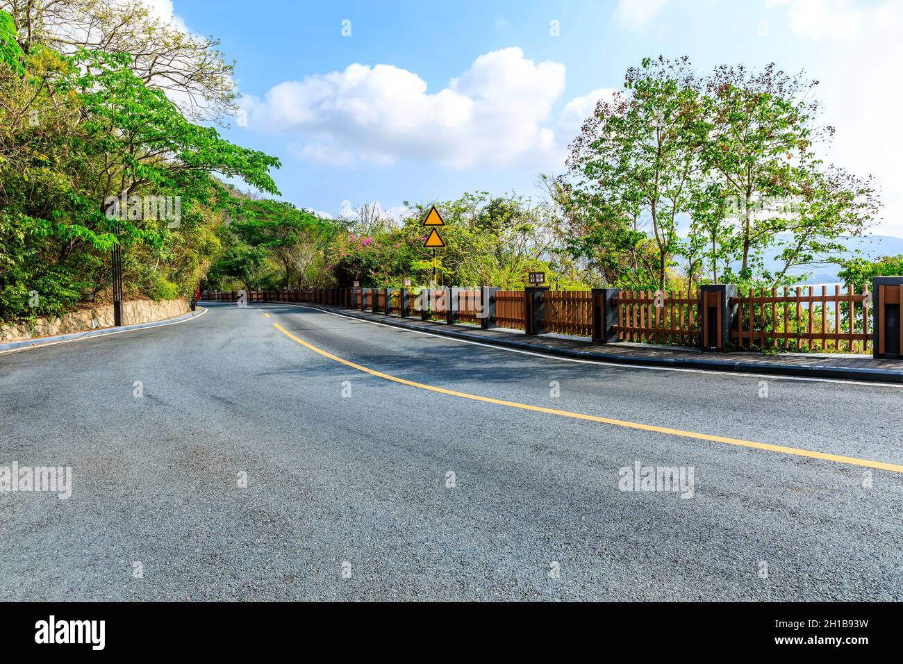 Berglandschaft unter blauem Himmel. Stockfoto