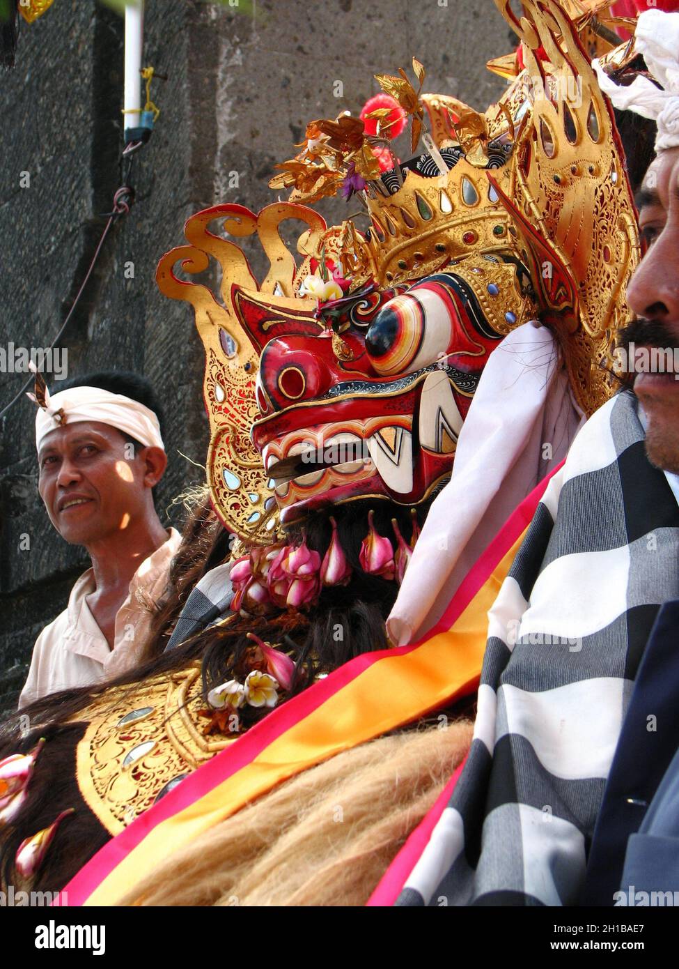 Nahaufnahme der Barong-Maske, die für die Barong-Tanzvorstellung in Ubud vorbereitet wurde. Balinesische hinduistische Tradition, Kunst und Kultur. Beliebte Touristenattraktion. Stockfoto