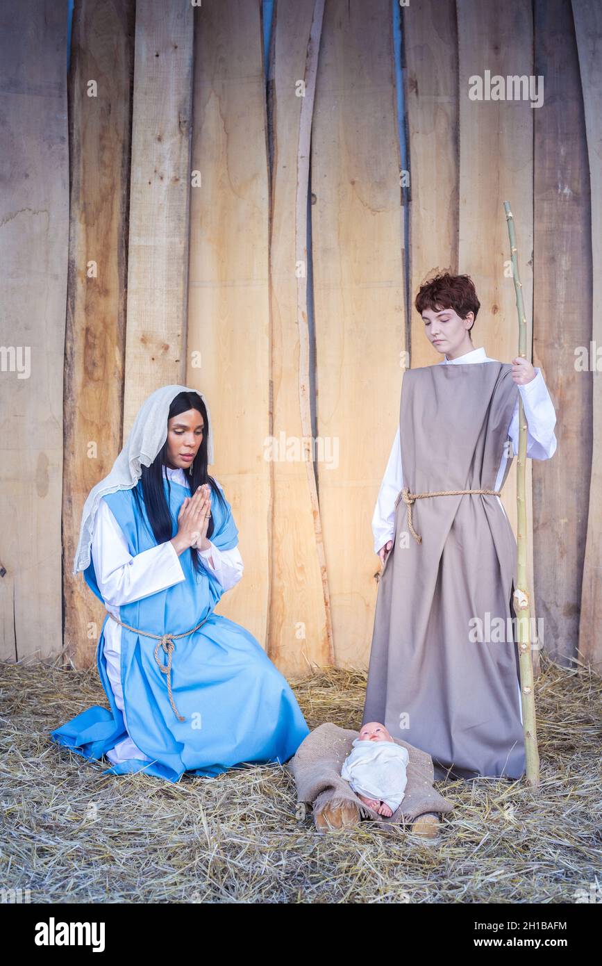 Weihnachtskrippe mit Transgender-Menschen, die eine Szene darstellen Stockfoto