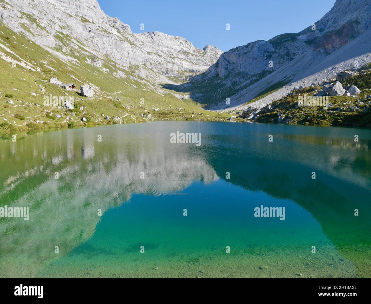 Spiegelung der Berge im smaragdgrünen Partnunersee in Praettigau, Graubünden, Schweiz. Stockfoto