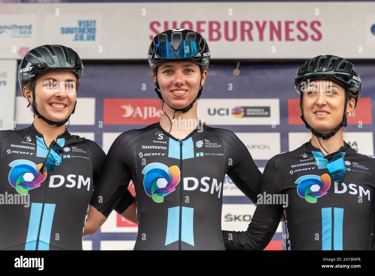 Juliette Labous, Pfeiffer Georgi, Leah Kirchmann bei der Vorbereitung auf das AJ Bell Women's Tour-Radrennen Etappe vier, beginnend bei Shoeburyness, Essex Stockfoto
