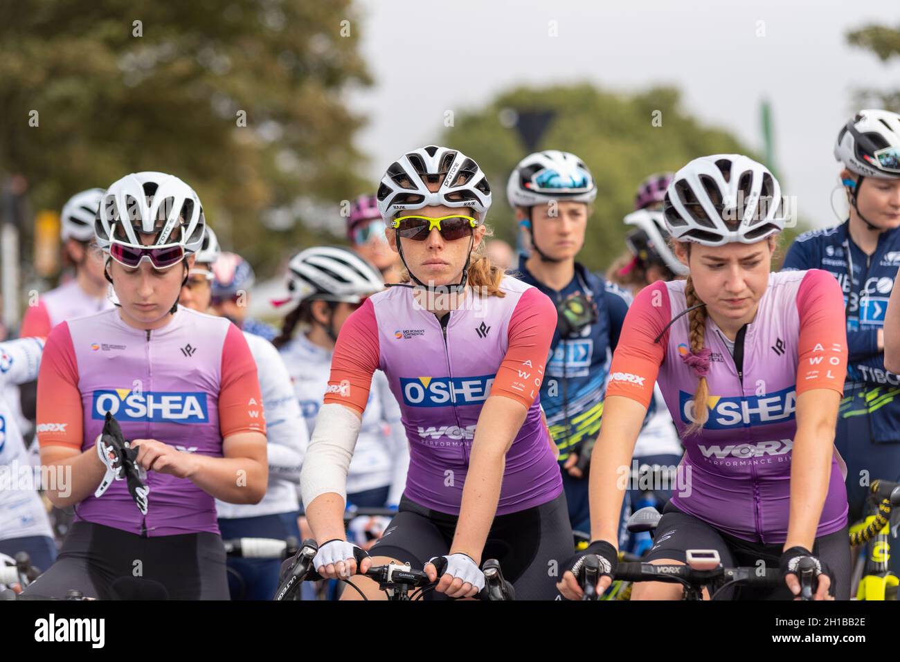 Die Fahrer von AWOL O'Shea am Start und bereiten sich auf das Rennen der vierten Etappe der AJ Bell Women's Tour vor, die von Shoeburyness, Essex, Großbritannien, startet. Stockfoto