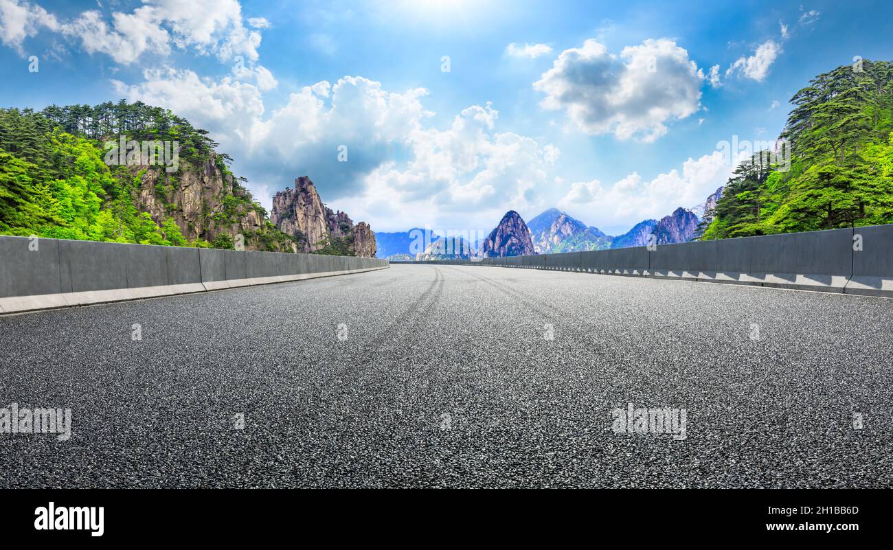 Asphalt Autobahn und Berglandschaft, Straßenpflaster Hintergrund. Stockfoto