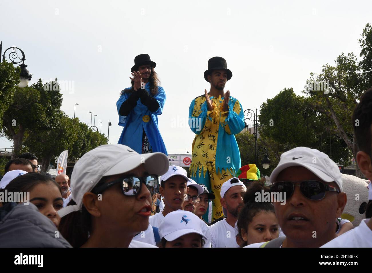 Tunis, Tunesien. Oktober 2021. Im Zentrum von Tunis, Tunesien, nehmen Menschen am Langstreckenlauf Teil, 17. Oktober 2021. Der 17. Oktober ist Tunesiens nationaler Tag der Sensibilisierung für die Organspende. Medizinische und sportliche Einrichtungen organisierten den Langstreckenlauf, um das Bewusstsein der Menschen für Organspenden zu schärfen und mehr Menschen zur Teilnahme an entsprechenden Aktivitäten aufzufordern. Quelle: Adel Ezzine/Xinhua/Alamy Live News Stockfoto