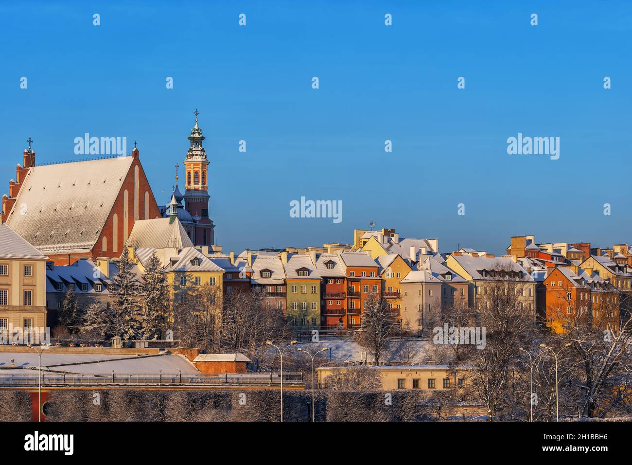 Wintersonnenaufgang in der Stadt Warschau, der Hauptstadt Polens. Verschneite Dächer der historischen Häuser der Altstadt und der Erzkathedrale von St. John. Stockfoto