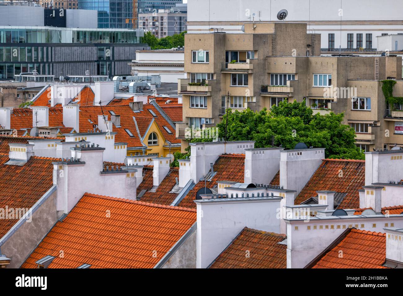 Rote Ziegeldächer und weiße Kamine von Häusern und Wohnhäusern, Wohnarchitektur im Stadtzentrum von Warschau in Polen. Stockfoto