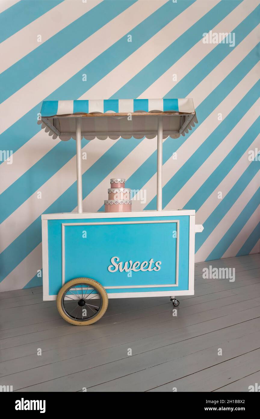 Dekorativer Eiskarton auf Rädern, Design Mitte des 20. Jahrhunderts, Studio-Requisiten. Stockfoto