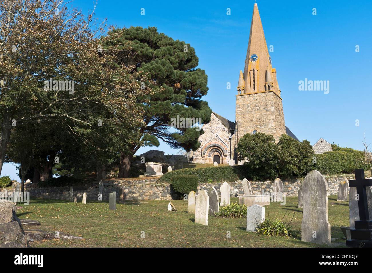 dh Pfarrkirche VALE GUERNSEY St Michel du Valle Grabsteine auf dem Friedhof Stockfoto