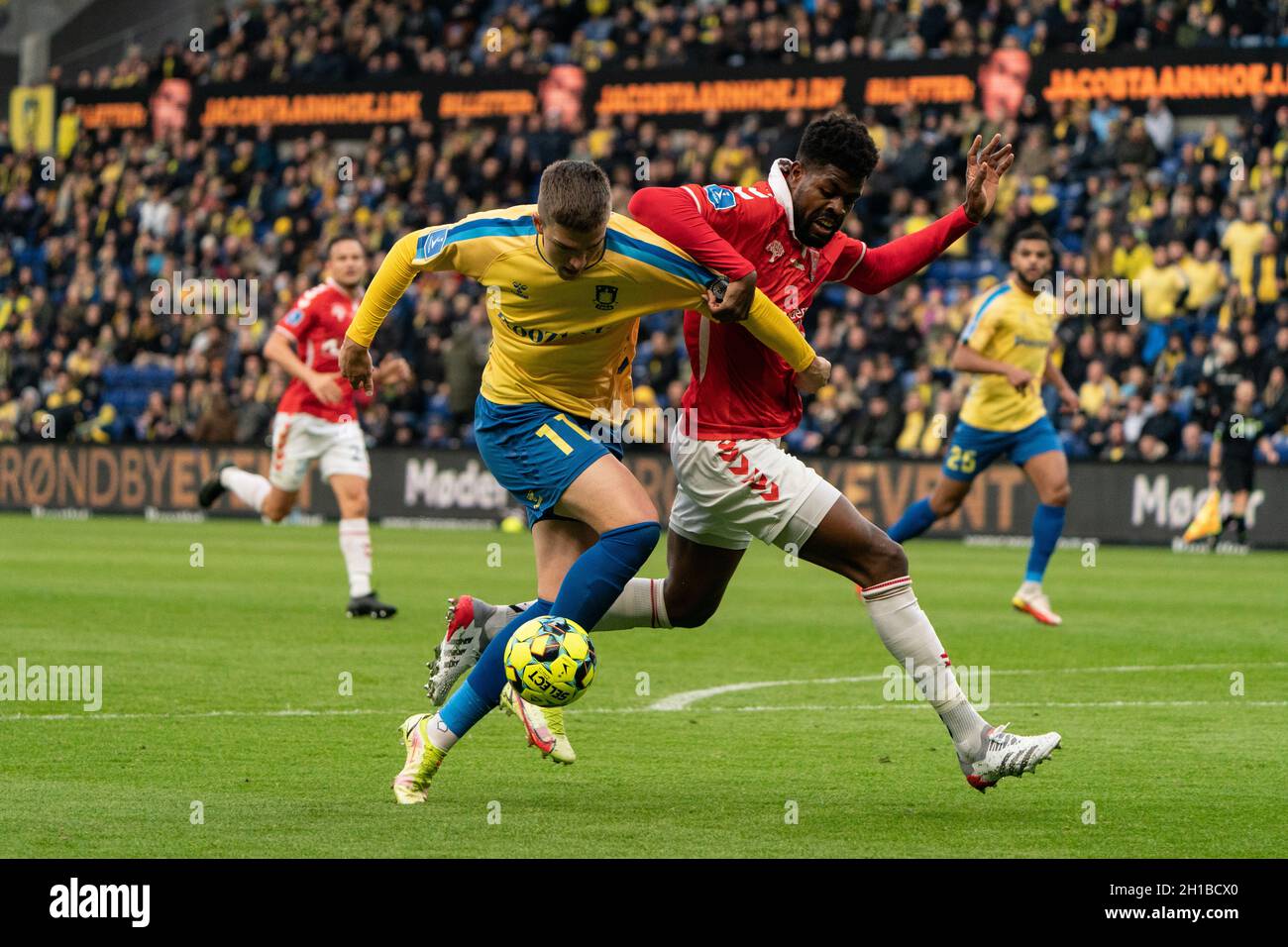 Brondby, Dänemark. , . Mikael Uhre (11) aus Broendby IF und Manjrekar James (5) aus Vejle Boldklub, die während des 3F Superliga-Spiels zwischen Broendby IF und Vejle Boldklub im Brondby Stadion gesehen wurden. (Foto: Gonzales Photo/Alamy Live News Stockfoto