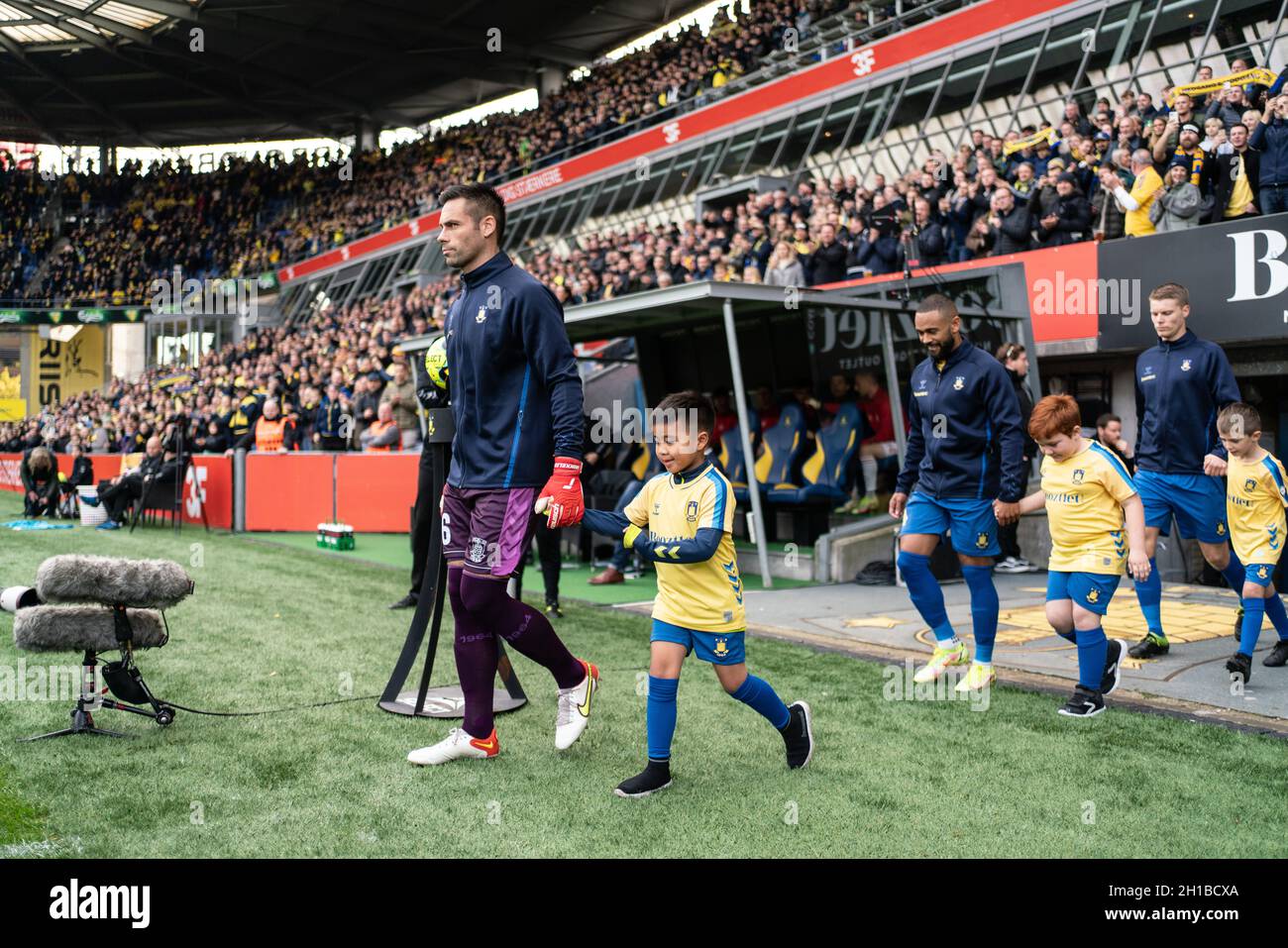 Brondby, Dänemark. , . Torwart Thomas Mikkelsen (16) von Broendby IF steigt in das Feld für das 3F Superliga-Spiel zwischen Broendby IF und Vejle Boldklub im Brondby Stadion ein. (Foto: Gonzales Photo/Alamy Live News Stockfoto