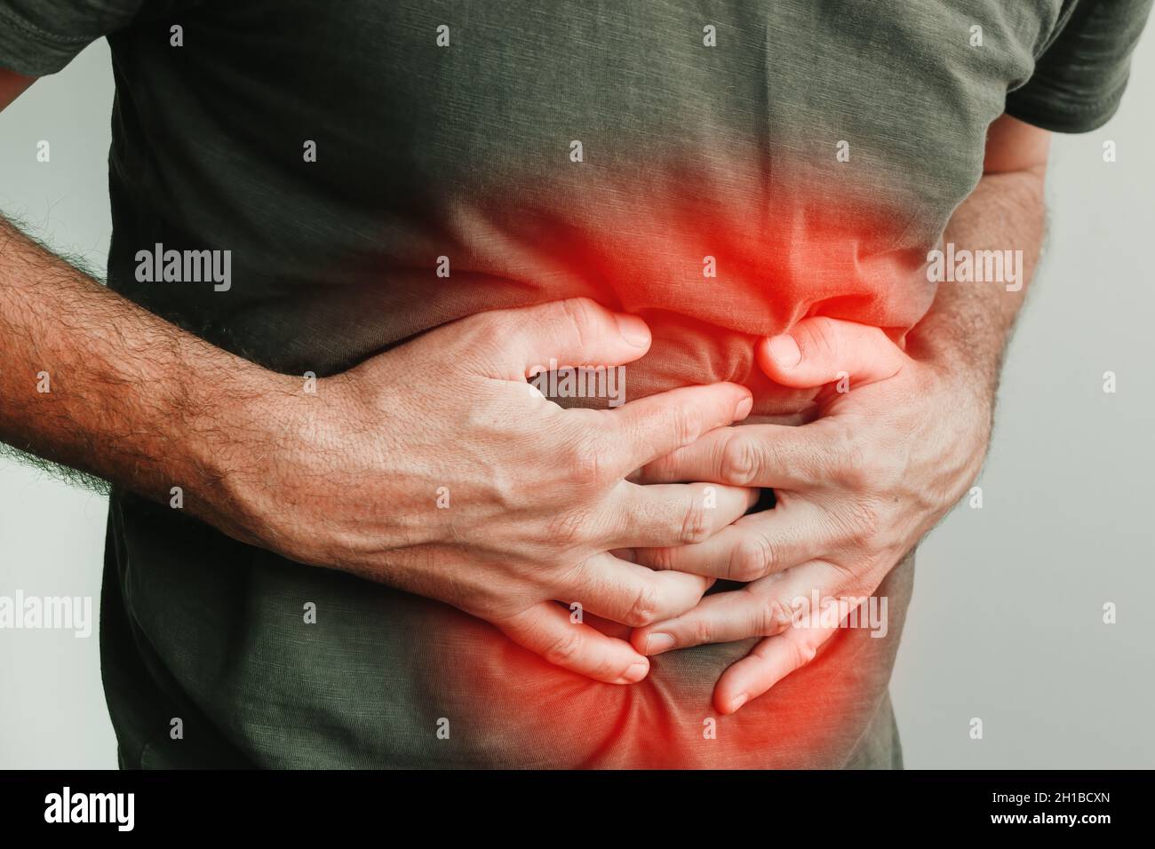 Gastritis, schmerzhafter Prozess der Magenentzündung, erwachsener Mann mit Schmerzen Stockfoto