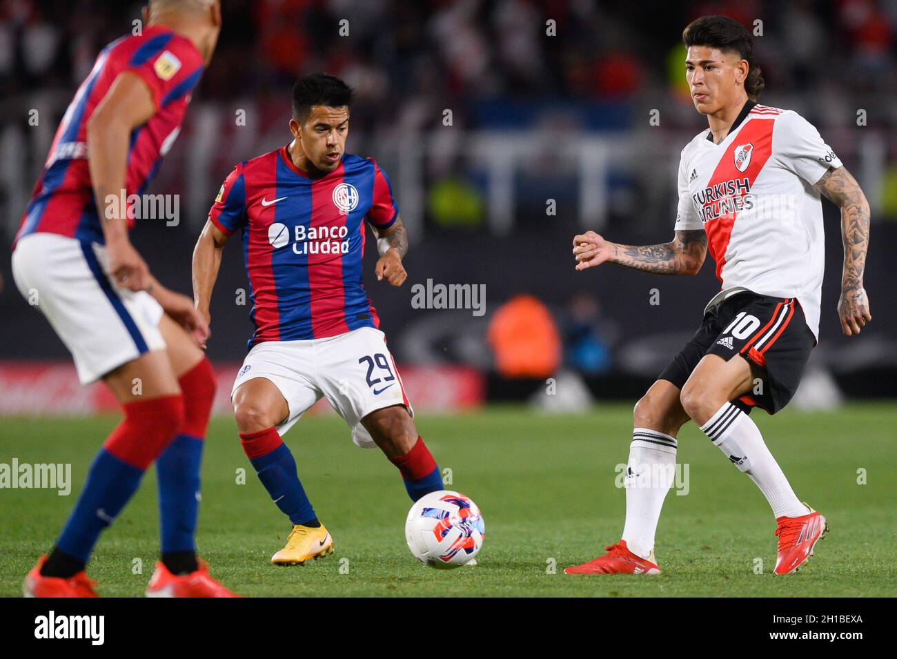 Buenos Aires, Argentinien. Oktober 2021. Jorge Carrascal (rechts) von River Plate und Nicolas Fernandez (Mitte) von San Lorenzo werden während des Spiels zwischen River Plate und San Lorenzo als Teil von Torneo Liga Professional 2021 im Estadio Monumental Antonio Vespucio Liberti in Aktion gesehen. River Plate 3:1San Lorenzo) (Foto: Manuel Cortina/SOPA Images/Sipa USA) Quelle: SIPA USA/Alamy Live News Stockfoto