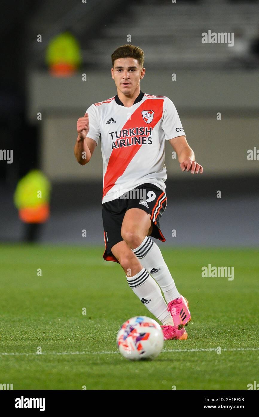 Buenos Aires, Argentinien. Oktober 2021. Julian Alvarez von River Plate in Aktion gesehen während des Spiels zwischen River Plate und San Lorenzo im Rahmen von Torneo Liga Professional 2021 im Estadio Monumental Antonio Vespucio Liberti (Endnoten; River Plate 3:1San Lorenzo) (Foto von Manuel Cortina/SOPA Images/Sipa USA) Credit: SIPA USA/Alamy Live News Stockfoto