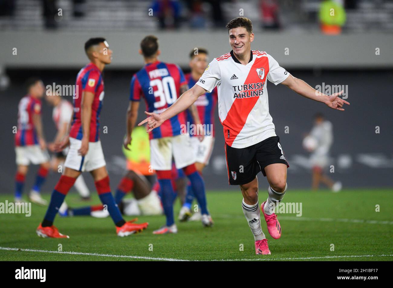 Buenos Aires, Argentinien. Oktober 2021. Julian Alvarez (rechts) von River Plate feiert im Estadio Monumental Antonio Vespucio Liberti im Rahmen des Torneo Liga Professional 2021 ein Tor im Spiel zwischen River Plate und San Lorenzo.(Endnoten; River Plate 3:1San Lorenzo) (Foto: Manuel Cortina/SOPA Images/Sipa USA) Credit: SIPA USA/Alamy Live News Stockfoto