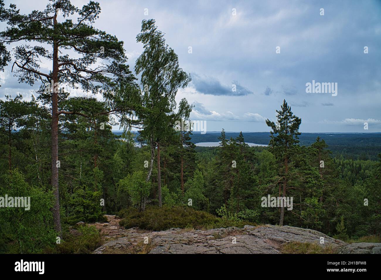 Die schwedische Landschaft. Kalter Fels und endlose Stille. Ein Land der Entspannung, Abenteuer und Erholung. Stockfoto