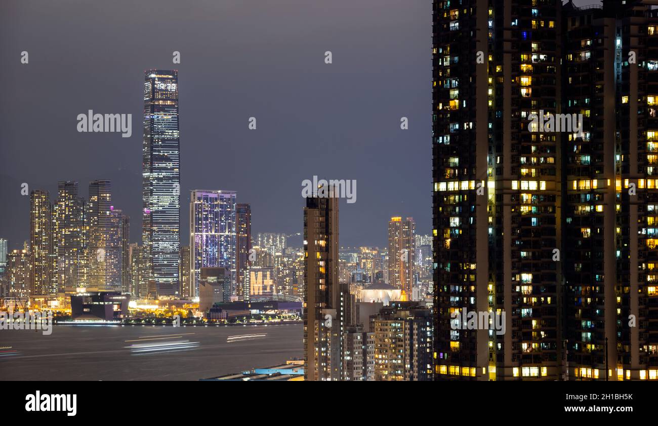 Luftaufnahme des Victoria Harbour, mit dem höchsten Gebäude des ICC und Wohnimmobilien, Hongkong, China. Stockfoto