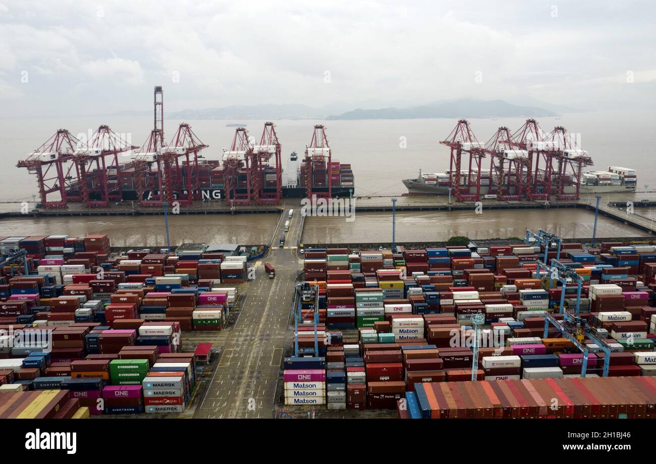 Zhoushan, Zhoushan, China. Oktober 2021. Beilun Phase III Container Terminal des Hafens Ning Zhoushan am 18. Oktober 2021 übernommen. Nach den am 18. Oktober 2021 vom Nationalen Statistikamt veröffentlichten Daten betrug der Gesamtwert der ein- und Ausfuhren von Waren in den ersten drei Quartalen 2,83264 Milliarden Yuan, was einem Anstieg von 22.7 % gegenüber dem Vorjahr entspricht. Unter ihnen betrug der Export 1,547.7 Milliarden Yuan, ein Anstieg von 22.7 %; die Importe betrugen 1,27787 Milliarden Yuan, ein Anstieg von 22.6 %; Importe und Exporte wurden mit einem Handelsüberschuss von 27,699.1 Milliarden Yuan ausgeglichen. (Bild: © SIPA Asia via ZUMA Press Stockfoto