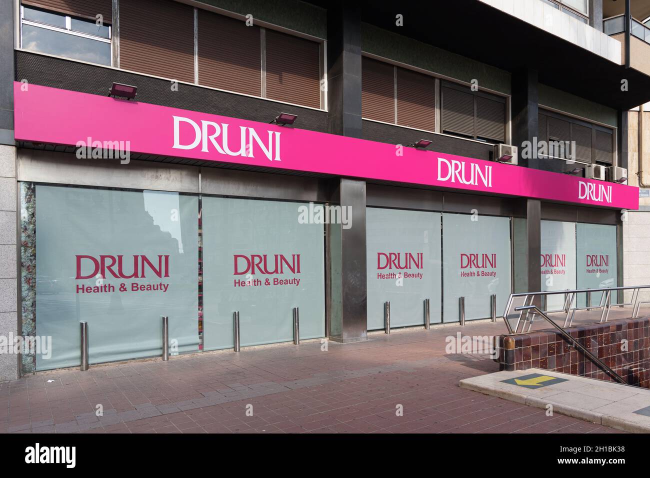 VALENCIA, SPANIEN - 14. OKTOBER 2021: Druni ist eine spanische Kette von Parfümerien, die sich auf Parfüms, Kosmetik, Make-up und Körperpflege spezialisiert hat Stockfoto