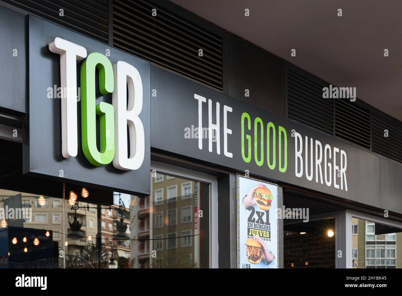 VALENCIA, SPANIEN - 14. OKTOBER 2021: The Good Burger TGB ist eine spanische Fast-Food-Restaurantkette, die sich auf Hamburger spezialisiert hat Stockfoto