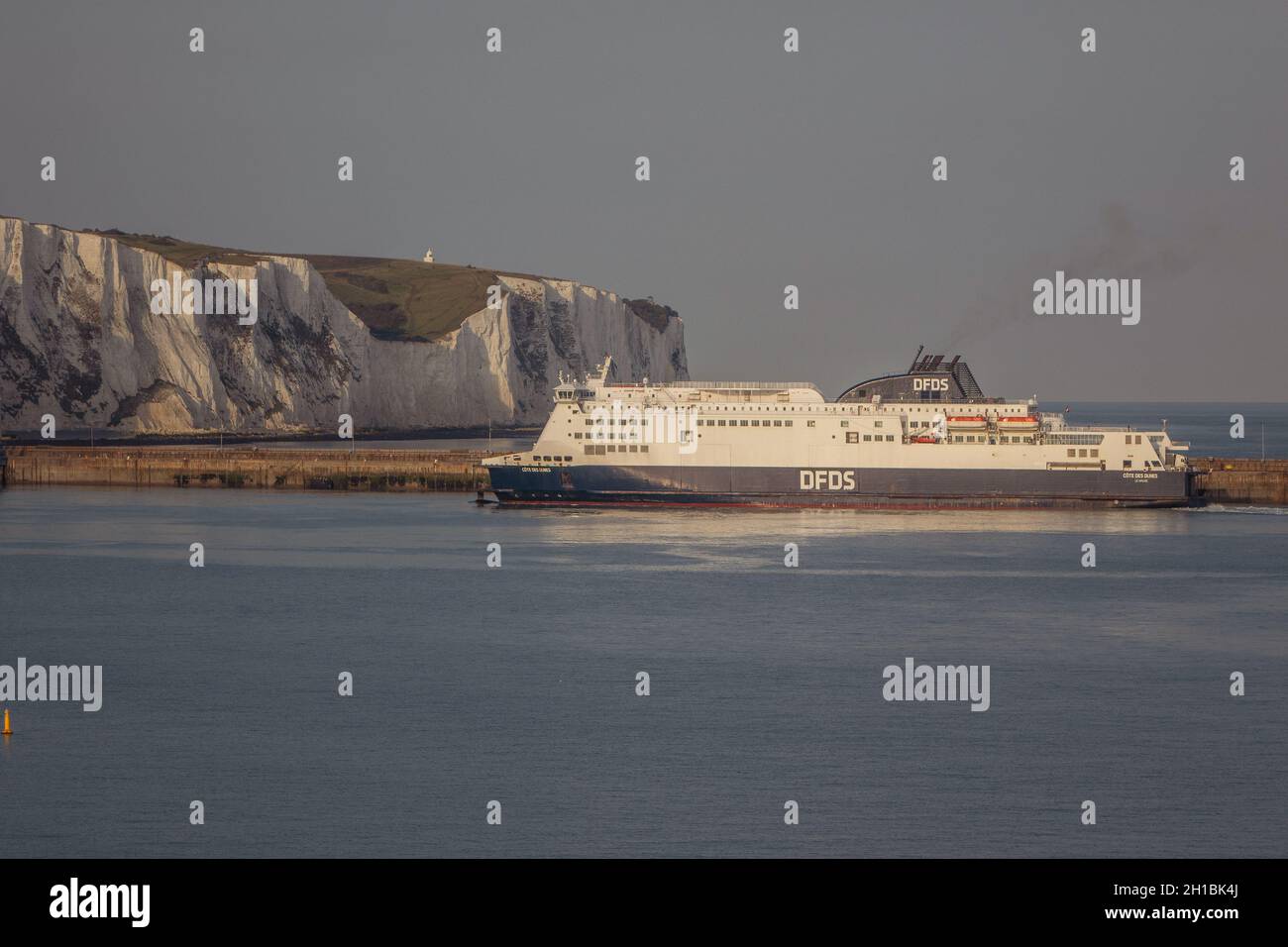 England, Kent, Dover, Hafen, Fähre und weiße Klippen Stockfoto
