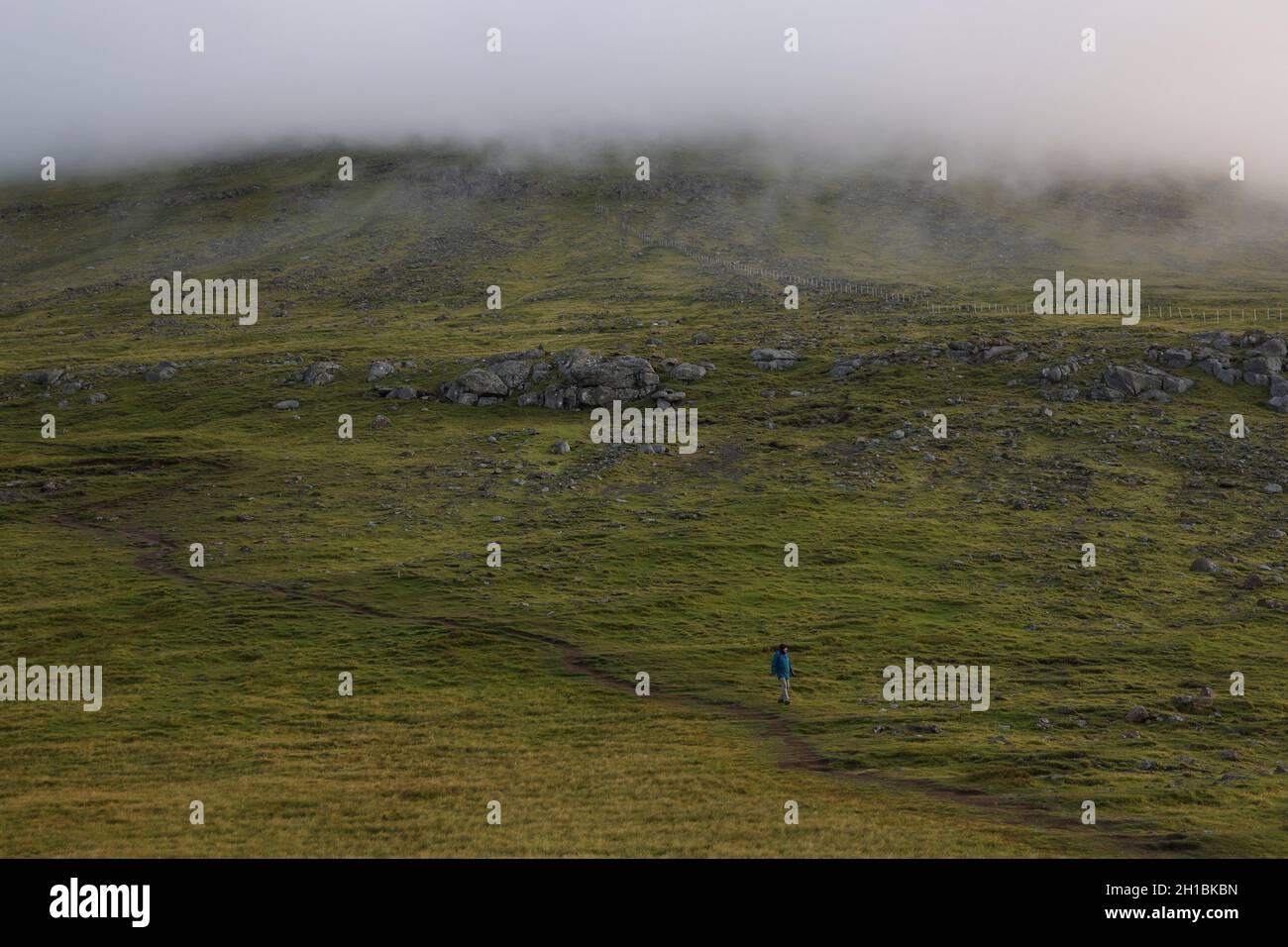Wanderer im Morgennebel auf dem Slaetteratindur Berg, Eysturoy, Färöer Inseln, Skandinavien, Europa. Stockfoto