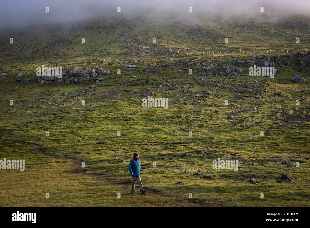 Wanderer am Morgen auf Slaetteratindur Berg, Eysturoy, Färöer Inseln, Skandinavien, Europa. Stockfoto