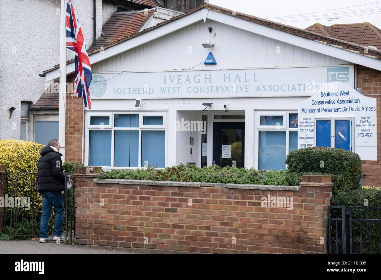 Zwei Tage nach der Tötung des konservativen Parlamentsabgeordneten von Southend West, Sir David Amess, Ein Union Jack befindet sich auf halbem Mast vor seinem Wahlkreis der Southend West Conservative Association in der Leigh Road, nicht weit vom Ort seines Mordes an der Methodist Church von Belfairs in Leigh-on-Sea, am 17. Oktober 2021, in Leigh-on-Sea, Southend, Essex, England. Amess führte seine wöchentliche Wahlkreisoperation durch, als er von Ali Harbi Ali mit einem Messer angegriffen wurde. Stockfoto