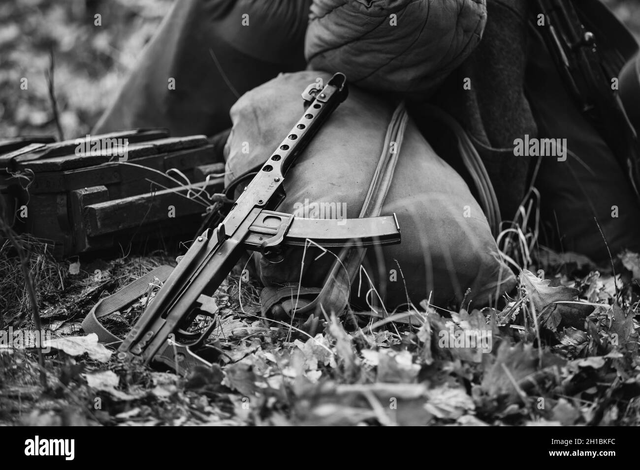 Sowjetische Waffe der Roten Armee im Zweiten Weltkrieg. Maschinenpistole PPS-43 auf dem Boden. Russische Munitionswaffen aus dem 2. Weltkrieg. Foto In Schwarzweiß Stockfoto