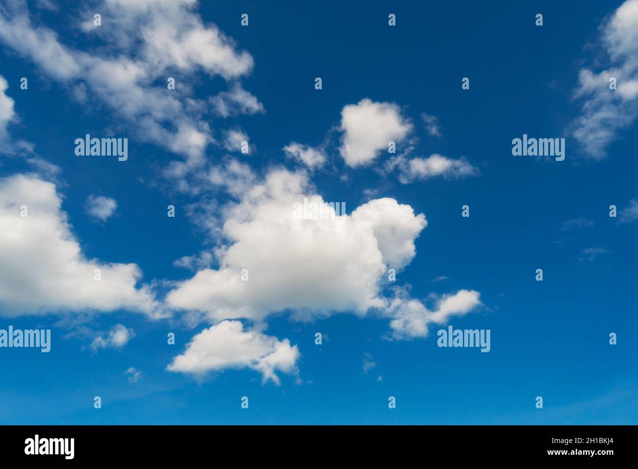 Blauer Himmel und weiße Wolken. Flauschige Wolke im blauen Himmel Hintergrund Stockfoto